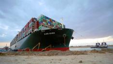 El barco Ever Given en el canal de Suez