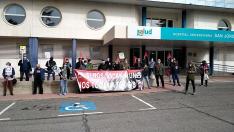 Concentración de trabajadores frente al hospital San Jorge de Huesca para protestar por "incumplimientos laborales" de la empresa Transalud.