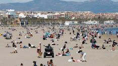 Miles de personas de personas en la playa de la Malvarrosa y el aseo Marítimo de Valencia