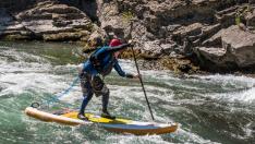 Actividad de stand-up paddle en el río Gállego.