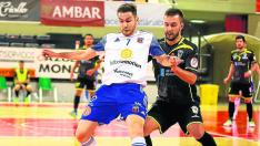 Javi Alonso, ala del Fútbol Emotion Zaragoza, en el partido de ayer ante el Ferrol.