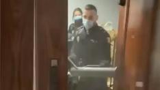 Varios agentes entran, ariete en mano, en un piso donde se celebraba una fiesta.