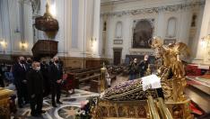 El alcalde, Jorge Azcón, ha visitado distintos pasos de la Semana Santa zaragozana.