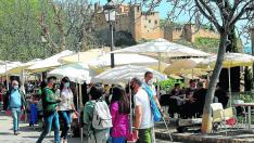 Turistas este viernes en las calles de Alquézar.