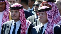 El príncipe Hamzah bin Hussein y su hermanastro, el rey Abdalá II de Jordania.
