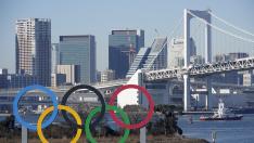 Los aros olímpicos ante el puente Rainbow en el parque Odaiba Marine de Tokio