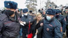 Policías rusos detienen a la líder del sindicato Alizanza de Médicos, Anastasía Vasílieva, frente a la prisión donde se encuentra Navalni