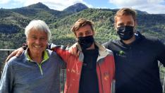 Kurt Fridez (izquierda) con Simón y David Fridez, dos de sus cuatro hijos. Todos nacieron en Pano y, después de estudiar, han regresado y trabajan en la rehabilitación del pueblo en paralelo a su desarrollo turístico.