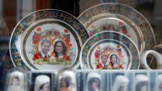 Tienda de recuerdos en Londres con objetos con la cara de los duques de Sussex