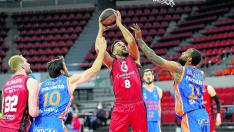 Elias Harris trata de levantar un balón ante la defensa del Valencia Basket, en el último partido de ACB