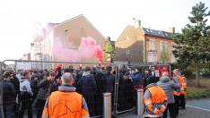 Seguidores del Livepool en el exterior del estadio de Anfield