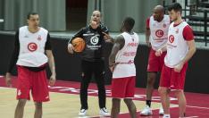 SergioHernández, dando indicaciones a sus jugadores durante un entrenamiento