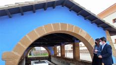 El alcalde y la concejala de Urbanismo de Huesca durante la visita al lavadero.