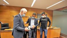 El presidente de la Asociación de Municipios del Camino de Santiago, el presidente de Comisión Informativa de Desarrollo de la DPH y el alcalde Canfranc observan las gafas de realidad virtual para ver el museo.