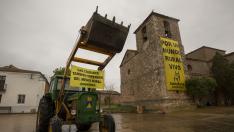 Greenpeace despliega una pancarta gigante en Castejón del Campo (Soria) con el mensaje "Por un mundo rural vivo".