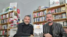 Antonio y Joaquín Cardiel, en la Librería Central de Zaragoza.