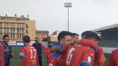 Los jugadores del CD Teruel celebrando el ascenso