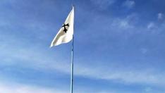 El Arramiru, la bandera de la entidad que preside Graus desde lo alto del cerro de San Fertús.