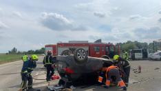 Los bomberos del parque de Fraga han tenido que excarcelar al conductor, que había quedado atrapado bajo el vehículo.