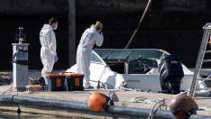 La Policía Científica analiza una embarcación propiedad del hombre desaparecido con sus dos hijas y que fue hallada vacía en alta mar
