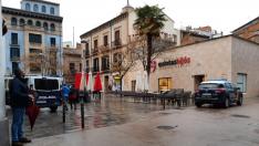 Efectivos de la Policía Nacional, la Unidad Adscrita y la Policía Local de Huesca se desplegaron el jueves en la zona de ocio del Tubo.na del Tubo