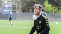 Pacheta, técnico de la SD Huesca, en el entrenamiento de este viernes.