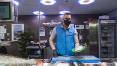 Pedro Huerta, en su puesto de venta de pescados en el Mercado Central de Zaragoza.