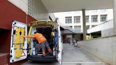 La UVI que se ocupa principalmente de traslados entre hospitales comparte base con la UME del 061 en los bajos del centro de salud Pirineos de Huesca.
