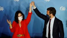 Isabel Díaz Ayuso junto a Pablo Casado en el balcón de la sede del PP en Madrid