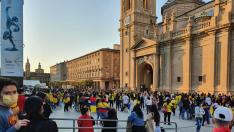 Al menos un centenar de personas se ha concentrado este miércoles en la plaza del Pilar de Zaragoza en memoria de las víctimas mortales que están dejando las protestas populares contra la ya hundida reforma tributaria del Gobierno en Colombia.
