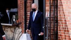 Biden sale del restaurante Las Gemelas con dos bolsas con tacos y enchiladas