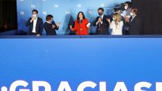 Isabel Díaz Ayuso y Pablo Casado en el balcón de la sede del PP en la calle Génova