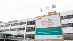 Fachada del Hospital Miguel Servet con el cartel conmemorativo del 50 aniversario de Traumatología y del Hospital Materno Infantil.
