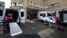 Dos ambulancias trasladan enfermos al Hospital San Juan de Dios de Zaragoza.