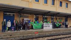 Protesta en el estación de tren de Monzón este domingo.
