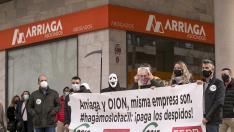 Imagen de archivo de la última protesta de los afectados por el ERE de extinción de Oion ante la sede de lo que fue la empresa en concurso de acreedores.