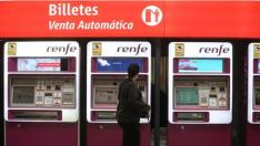 Una mujer hace uso de las máquinas de Venta Automática de Renfe Cercanías en la estación de Madrid-Puerta de Atocha