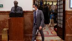 El presidente del Gobierno, Pedro Sánchez, en los pasillos del Congreso durante la sesión de control al Ejecutivo de este miércoles en el Congreso