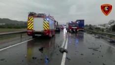 El accidente ha tenido lugar a las 19.35 en el kilómetro 221 de la N-232, y se han visto implicados tres turismos y un vehículo pesado.