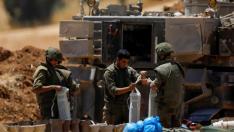 Artilleros israelies toman posición en la frontera con la franja de Gaza
