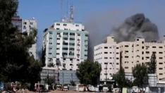 El Ejército israelí destruye un edificio en Gaza que albergaba las oficinas de varios medios internacionales