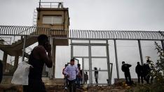 Un grupo de inmigrantes son devueltos a Marruecos por las autoridades españolas en la frontera entre Ceuta y Fnideq (Castilejos).