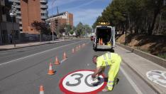 Un operario municipal pinta las señales que limitan la velocidad en la avenida de Sagunto de Teruel.
