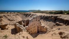 Hallan bajo las dunas de Cabo de Trafalgar una tumba intacta de la Edad de Bronce