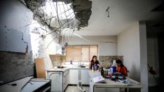 Una familia continúa con su vida en Gaza pese a los desperfectos de su vivienda alcanzada por los bombardeos