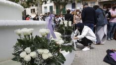 Vecinos de Sa Pobla ponen flores y guardan un minuto de silencio frente al Ayuntamiento de la localidad mallorquina en repulsa del asesinato machista ocurrido allí el pasado 18 de mayo