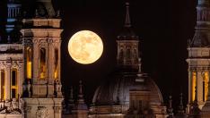 Así se vio la superluna en Zaragoza y otras ciudades