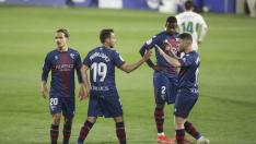 Pedro López choca las manos con Javi Galán, durante un partido de la SD Huesca.