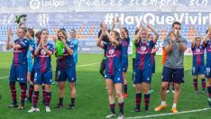 Las jugadoras de la SD Huesca aplauden al público presente en El Alcoraz.