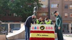 Ofrenda florar en recuerdo a las víctimas del atentado de la casa cuartel de Zaragoza.